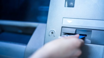 Воронежцы смогут класть деньги в банкомате на счёт в другом банке