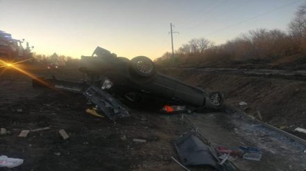 На трассе под Воронежем 3 мужчин пострадали в ДТП с перевернувшейся иномаркой