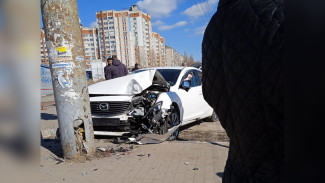 Mazda влетела в столб у ТЦ «Арена» в Воронеже