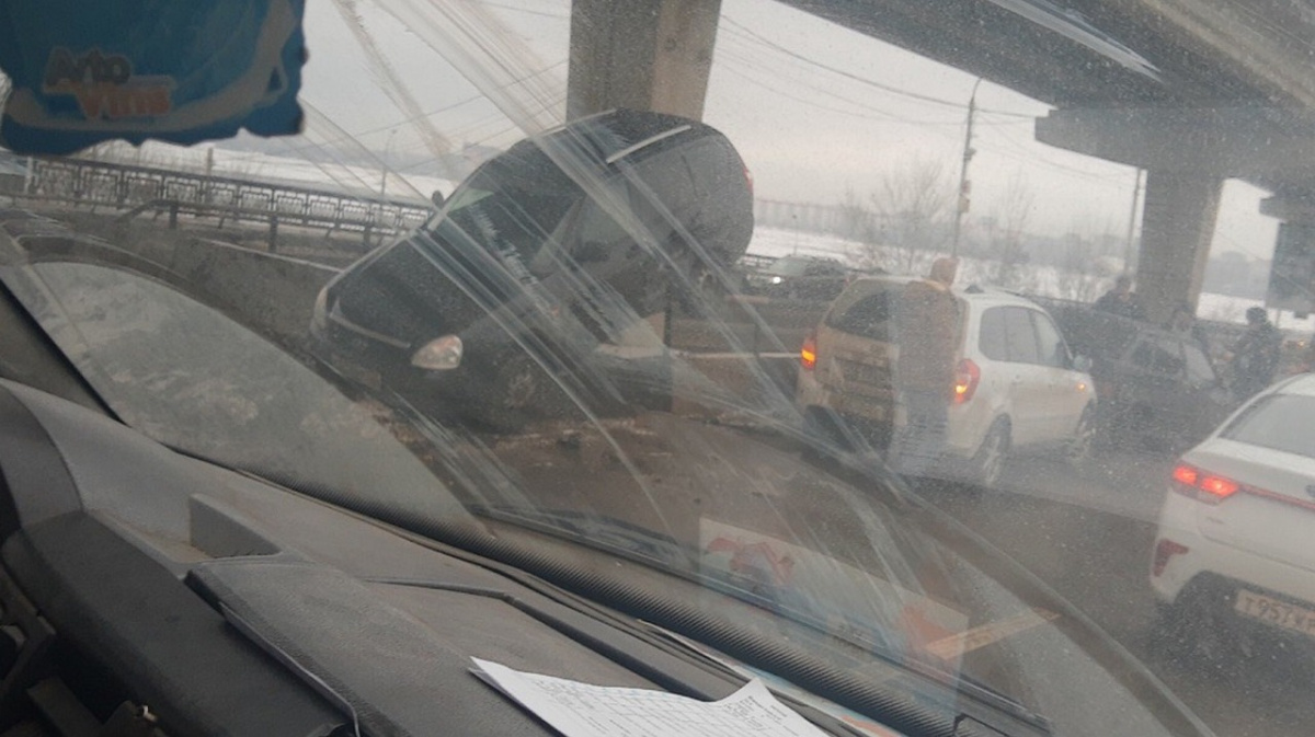 В Воронеже «Лада Приора» повисла на ограждении Северного моста после ДТП –  Новости Воронежа и Воронежской области – Вести Воронеж