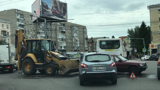 На оживлённом перекрёстке в центре Воронежа трактор столкнулся с Mercedes