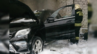Mercedes вспыхнул на улице Остужева в Воронеже