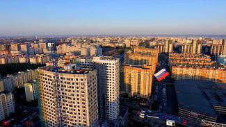 Воронежский экстремал пролетел над городом с 7-метровым флагом: появилось видео