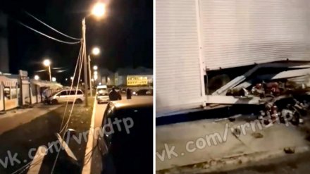 В Воронеже водитель снёс столб и протаранил иномарку с киоском