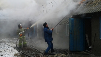 Жилой дом, сарай и баня сгорели при пожаре в Воронежской области