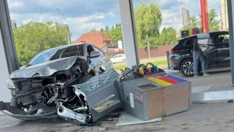 Автомобиль влетел в АЗС на улице Брусилова в Воронеже