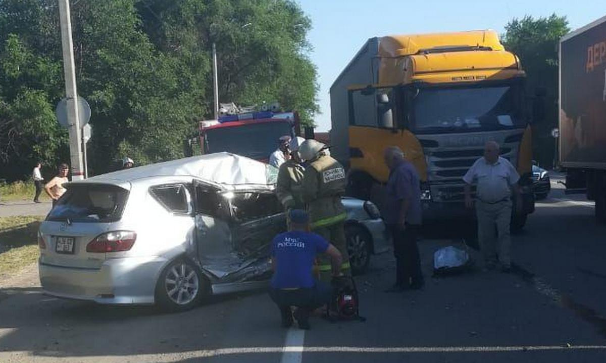 На воронежской трассе столкнулись фура и иномарка: погибла женщина –  Новости Воронежа и Воронежской области – Вести Воронеж