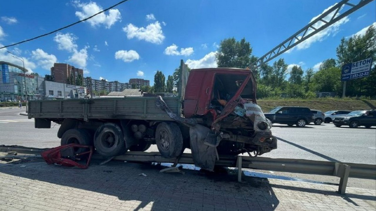 В Воронеже водитель КамАЗа врезался в столб, дорожный знак и ограждение –  Новости Воронежа и Воронежской области – Вести Воронеж