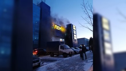 Воронежский ТЦ временно закрыли из-за пожара на парковке