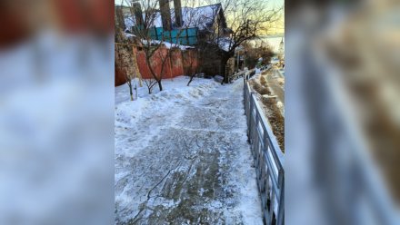 Воронежцы пожаловались на непроходимую из-за льда улицу Декабристов