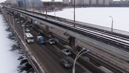 В Воронеже на Севером мосту загорелась машина