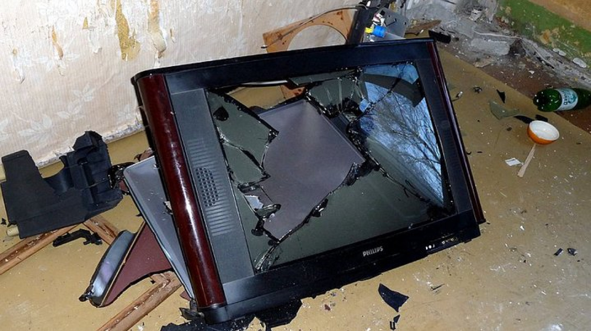 Mirror упал телевизор. Сломанный телик. Сломанный телевизор. Упал телевизор. Разбитые телевизоры.