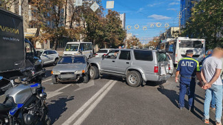 Семь машин и автобус столкнулись в ДТП на улице Кирова в Воронеже