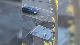 Мужчина с ножами и топором держит в страхе воронежский ЖК