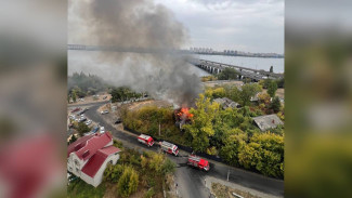 Заброшенный дом загорелся у Северного моста в Воронеже