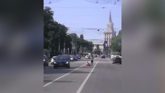 Воронежец прокатил малыша на игрушечной машинке по оживлённой автодороге в центре города