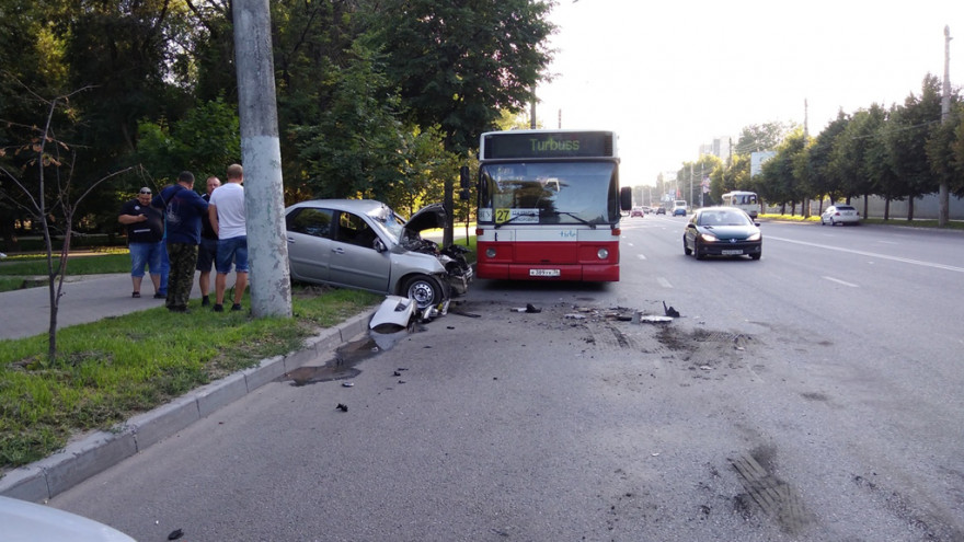 В Воронеже столкнулись пассажирский автобус и легковушка: есть пострадавшие