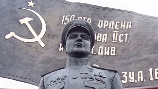В Анне у железнодорожного вокзала открыли памятник «Знамя Победы»
