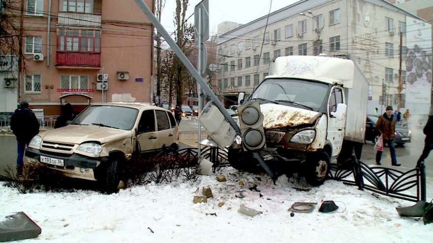 В центре Воронежа из-за ДТП две машины налетели на забор и снесли светофор