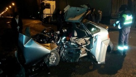 Под Воронежем 22-летний автомобилист попал в больницу после ДТП с фурой
