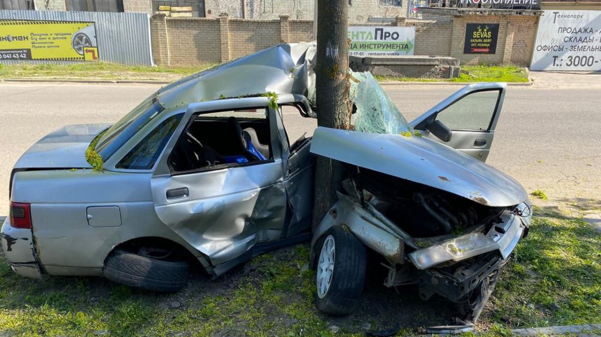 В Воронеже автомобилист врезался в дерево и попал в больницу | 30.04.2022 |  Воронеж - БезФормата