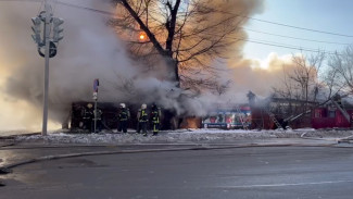 На улице 9 Января в Воронеже перекрыли движение из-за сильного пожара