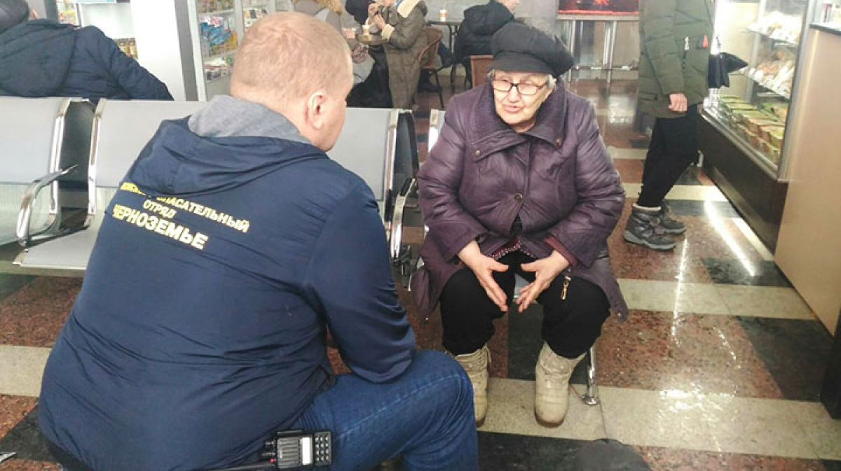 Пенсионерка страдает. Бабка на вокзале. Старушка на вокзале. Бабуля на вокзале. Смешные старухи на вокзалах.