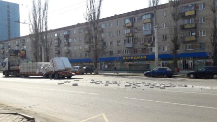 В Воронеже строительные блоки высыпались из фуры на проезжую часть