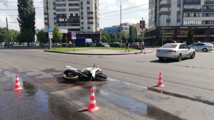 В Воронеже девушка на спортбайке протаранила иномарку