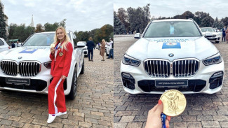 Дмитрий Медведев вручил воронежской гимнастке Ангелине Мельниковой ключи от BMW X5