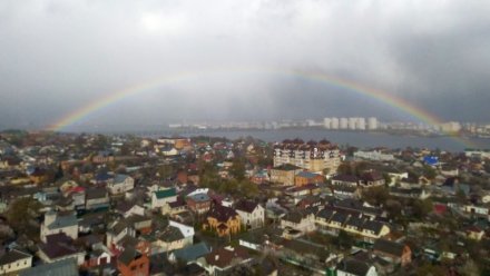 После апрельской метели небо над Воронежем украсила огромная радуга