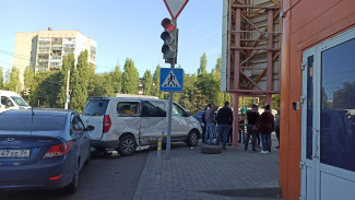 Два человека пострадали в массовом ДТП с микроавтобусом в Воронеже 