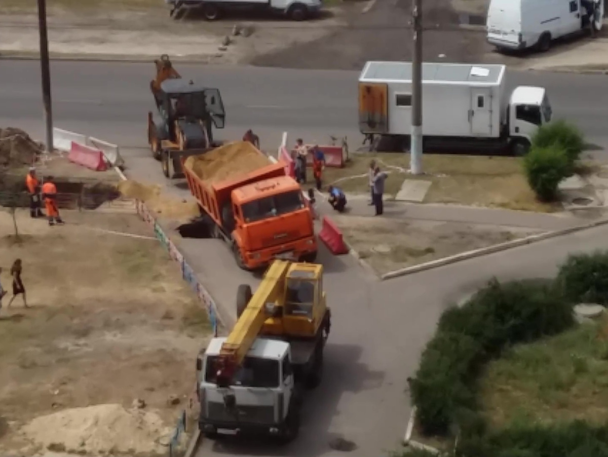 В Воронеже приехавший засыпать огромную яму грузовик провалился в неё –  Новости Воронежа и Воронежской области – Вести Воронеж