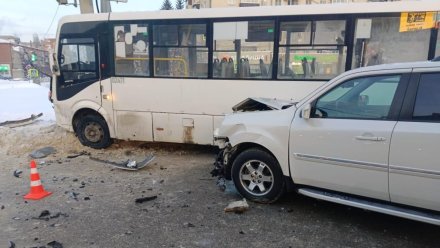 Автобус №35 столкнулся с внедорожником в центре Воронежа