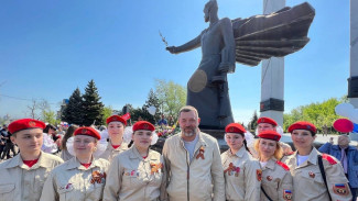 «Единая Россия» зажгла Вечные огни в Мариуполе