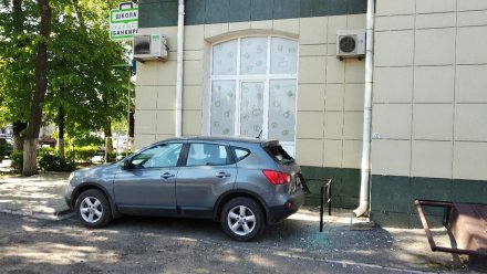 Часть фасада высотки у Девицкого выезда в Воронеже обрушилась на припаркованное авто