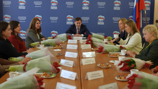 Председатель Воронежской облдумы поздравил с 8 Марта женщин-волонтёров