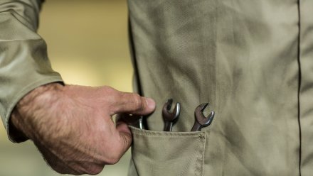 Воронежского слесаря незаконно уволили с работы за отгул