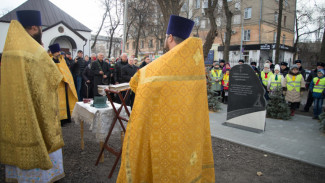 В день памяти жертв ДТП в Воронеже открыли обелиск и отслужили панихиду 