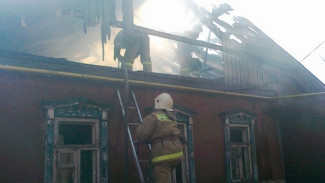Соседи спасли жительницу Воронежской области из горящего дома