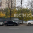 Забор рухнул на тротуар у заброшенного котлована в центре Воронежа