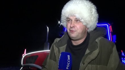 Полицейские поблагодарили воронежского сельчанина, чистящего снег на новогоднем тракторе