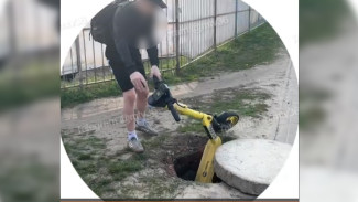 В Воронеже подростки выкинули электросамокат в открытый люк