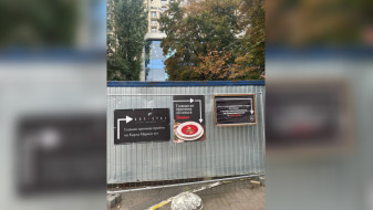 Воронежские рестораторы устроили батл на заборе на улице Карла Маркса