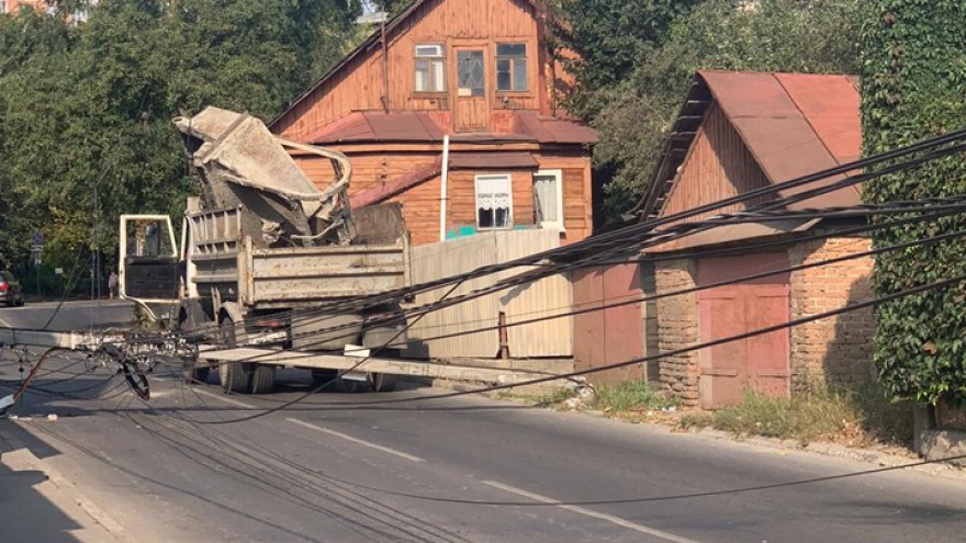 В Воронеже на проезжую часть рухнул столб