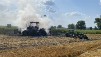 Трактор вспыхнул на поле в Воронежской области