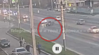 В Воронеже автомобиль без водителя выкатился на оживлённую дорогу