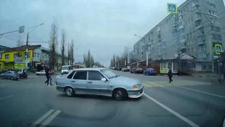 В Воронеже дрифтер чуть не снёс трёх человек на переходе: появилось видео