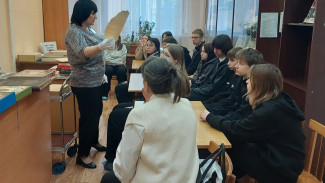 Для воронежских школьников «Единая Россия» организовала поход в старейшую библиотеку