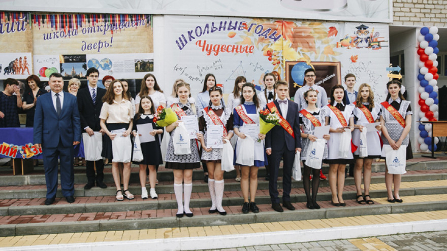 Атомщики наградили подарками нововоронежских выпускников-отличников